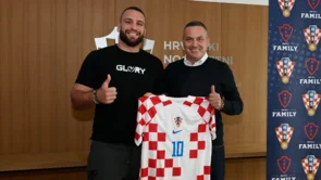 Predsjednik HNS-a ugostio Antonija Plazibata: Najboljem hrvatskom kickboksaču uručen specijalizirani poklon